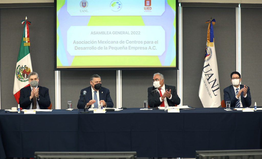 En la ceremonia, encabezada por nuestro rector, el Dr. Santos Guzmán López, y el presidente saliente de la AMCDPE