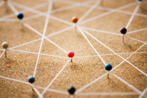 Fondo de una red lineal conectado con pines e hilos que conceptualiza la importancia de crear redes o Networking en Monterrey.