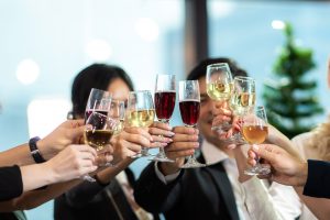 Los socios comerciales levantando su copa con champagne y brindando por el éxito y por la celebración del evento para pymes.