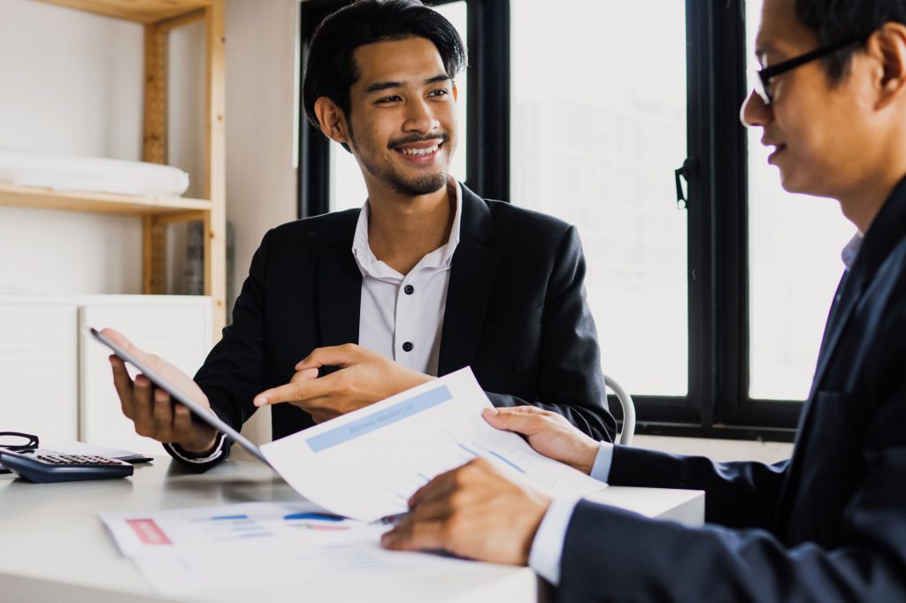 Asesoría personalizada en consultoría para microempresas, con un experto empresarial ofreciendo orientación para el crecimiento.