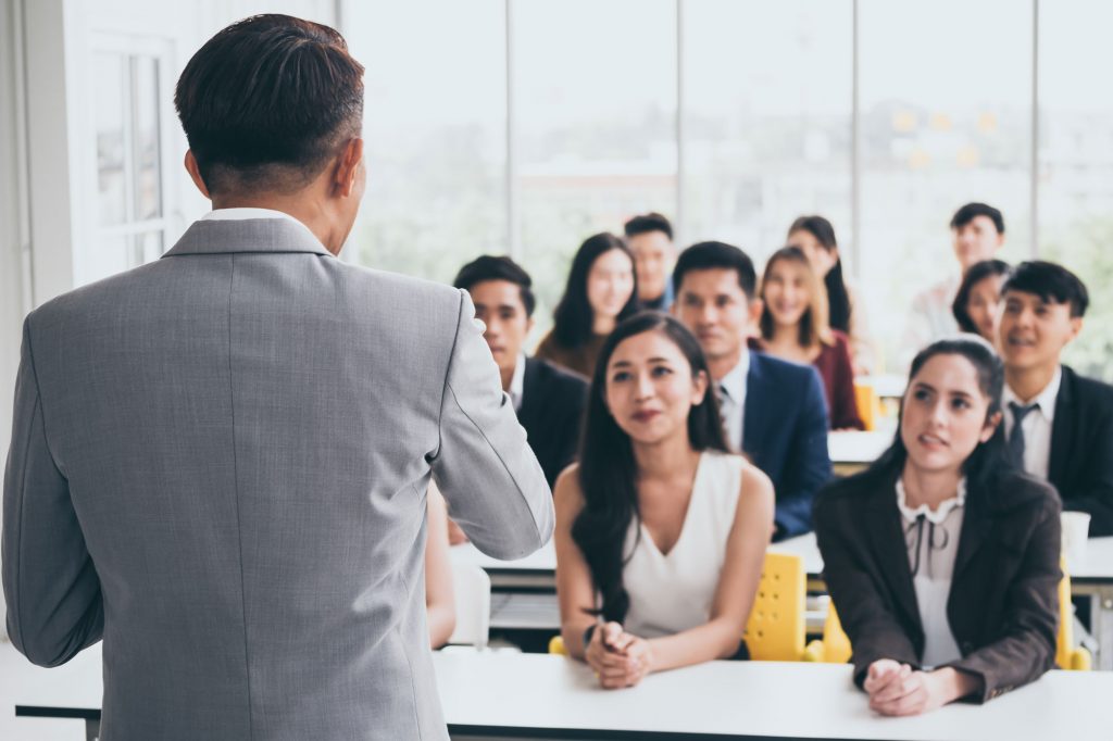 Jóvenes emprendedores recibiendo formación empresarial integral, diseñando estrategias nuevas y participando en capacitación.