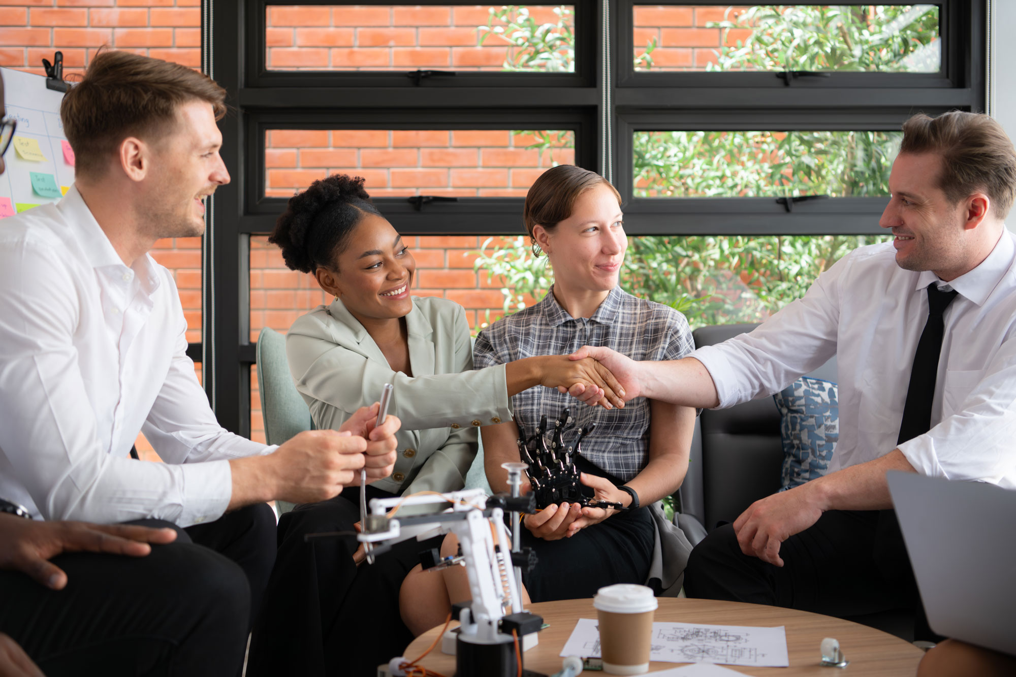 asesoria-para-pymes-en-monterrey-2 Grupo diverso de profesionales se reúne para recibir asesoría para PYMES en Monterrey, enfocados en innovación y desarrollo tecnológico local.