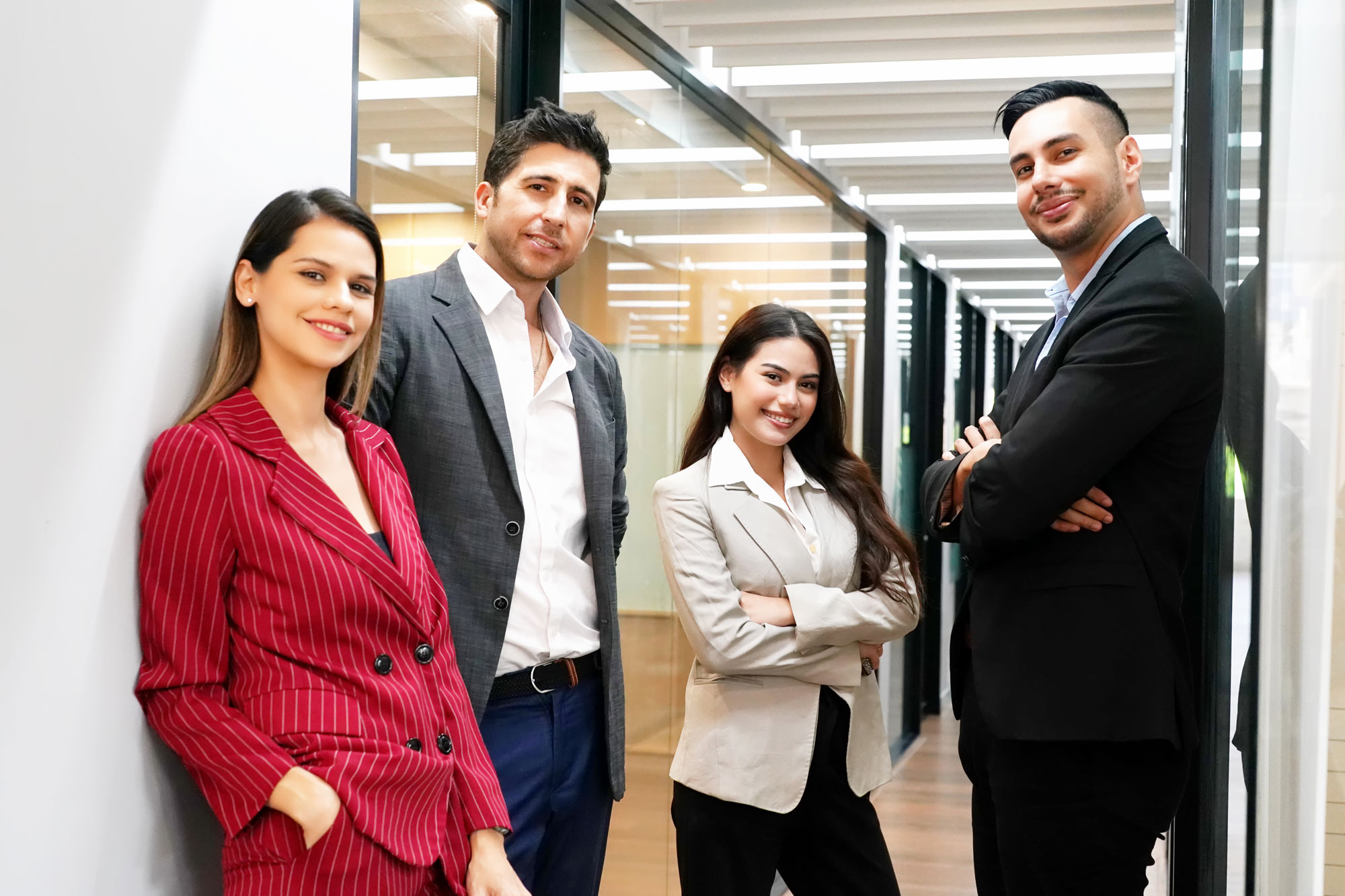 como-establecer-una-empresa-en-mexico-1 Un equipo de jóvenes emprendedores se reúne en una oficina moderna, dando los primeros pasos en cómo establecer una empresa en México