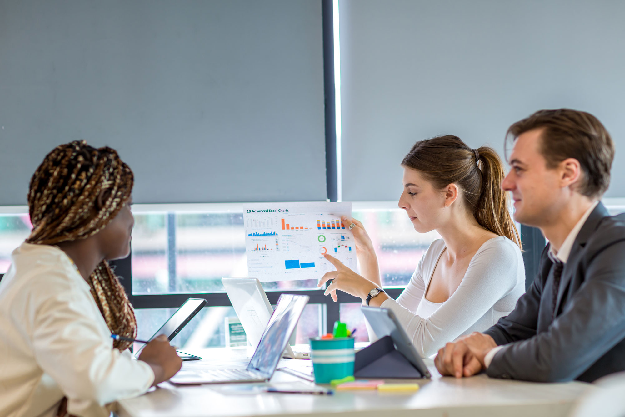 desarrollo-de-pymes-monterrey-3 Personas de distintos perfiles comparten ideas sobre datos de mercado, en una dinámica típica del desarrollo de pymes Monterrey con enfoque colaborativo.