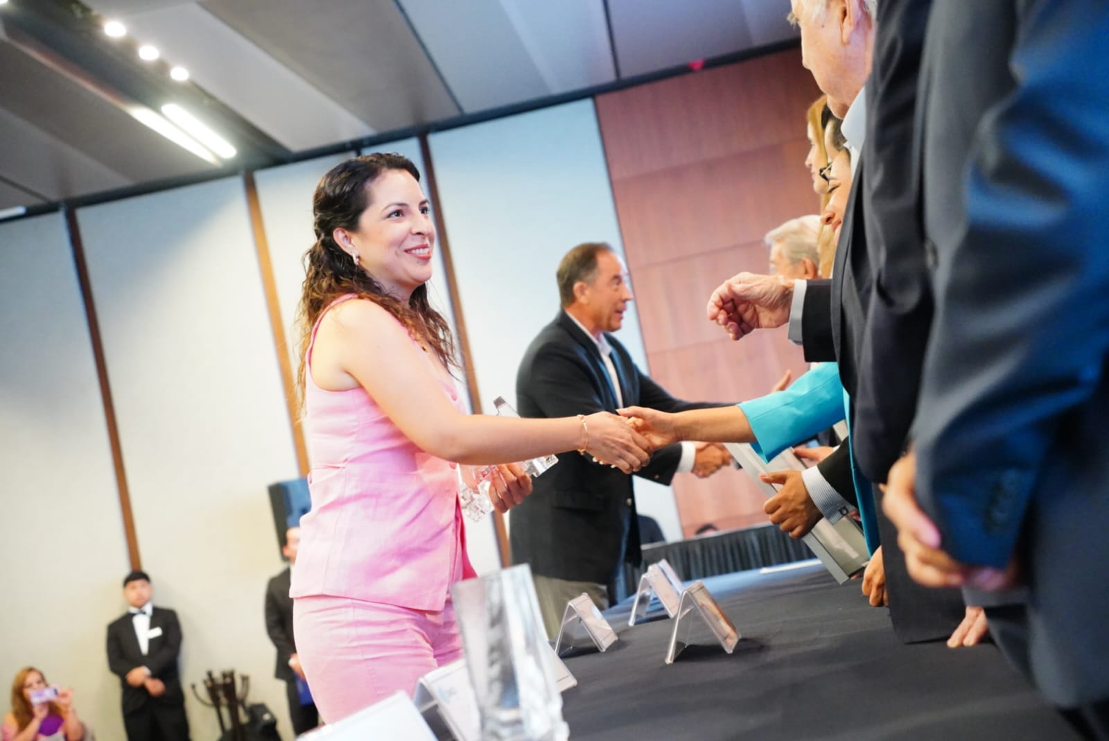 Entrega del premio al WTC Monterrey UANL por COMCE Noreste Entrega del premio al WTC Monterrey UANL por COMCE Noreste