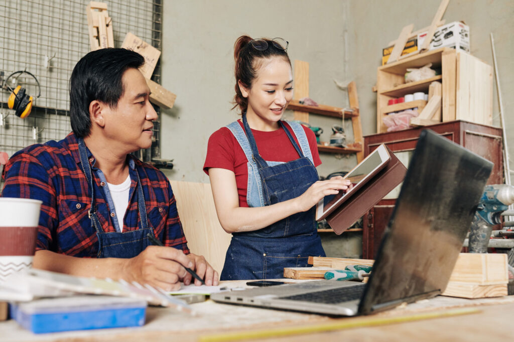 Una pareja revisa ideas de negocio mientras trabajan en su taller, como parte de los programas de apoyo a las pymes