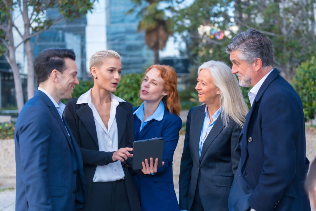 Como abrir una empresa en México, un grupo de empresarios lo discute al exterio Un grupo de empresarios habla de como abrir una empresa en México, están al exterior