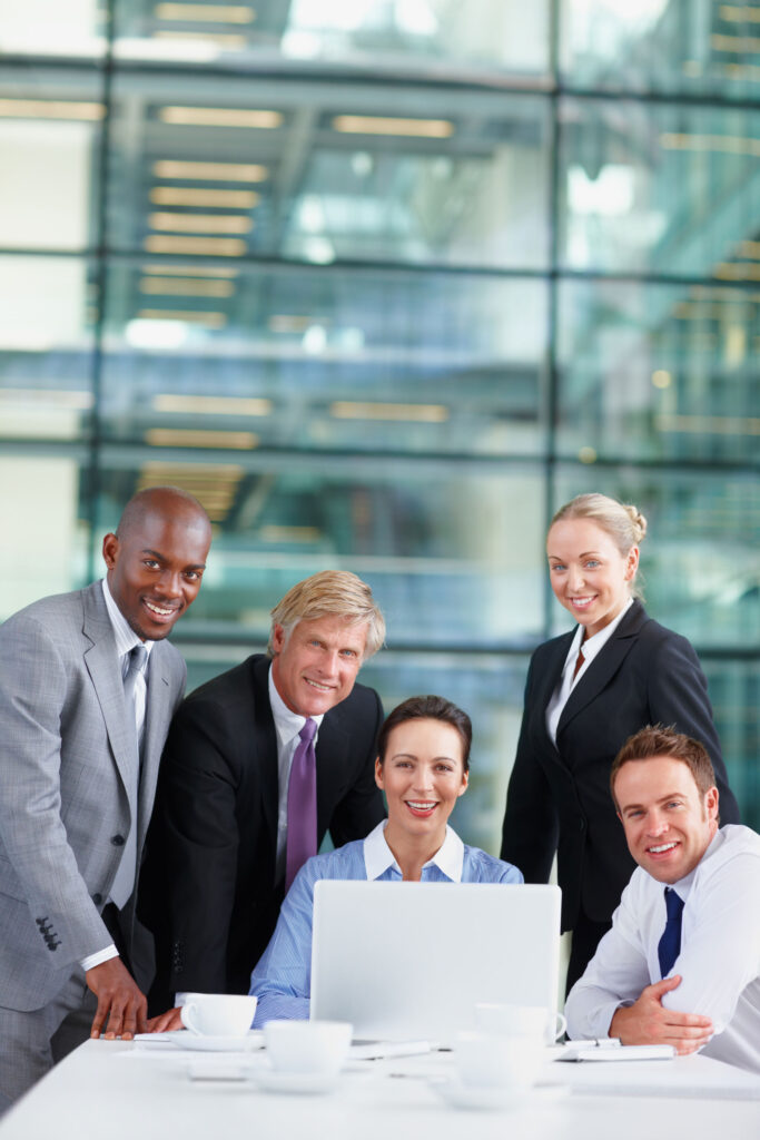 Como abrir una empresa en México, un grupo de empresarios discutió dentro de una oficina ese tema Dentro de una oficina hay un grupo de empresarios contentos, porque platicaron de como abrir una empresa en México