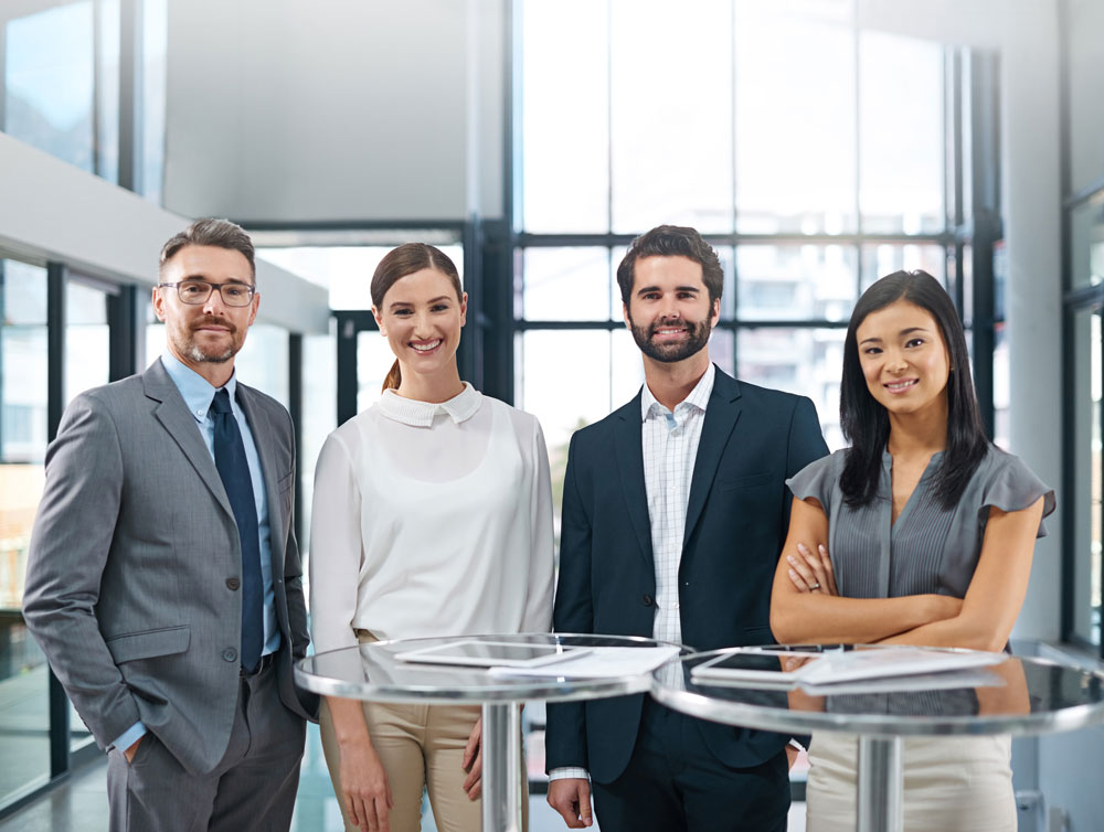 En un curso de desarrollo profesional hay cuatro empresarios Cuatro empresarios que están tomando un curso de desarrollo profesional