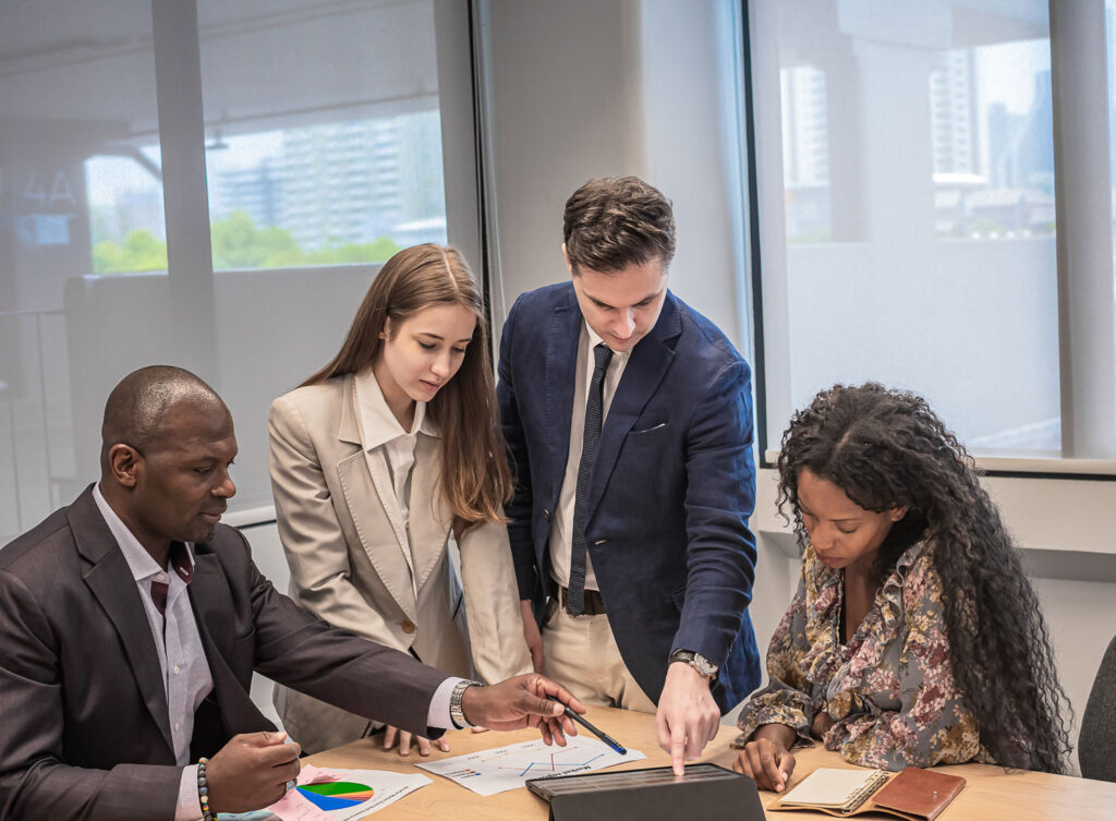 Dentro de una oficina un grupo de empresarios está tomando una consultoría empresarial
