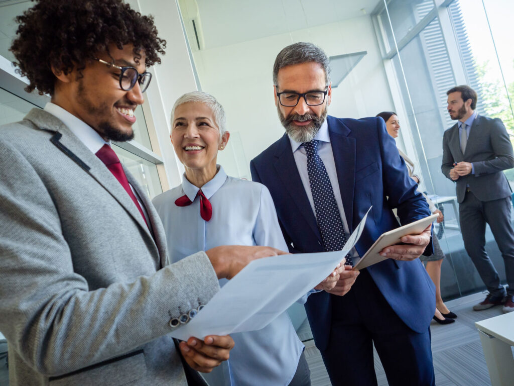 Hay una asesoría empresarial, la están tomando un grupo de personas dentro de una oficina Dentro de una oficina hay un grupo de trabajadores que está tomando una asesoría empresarial