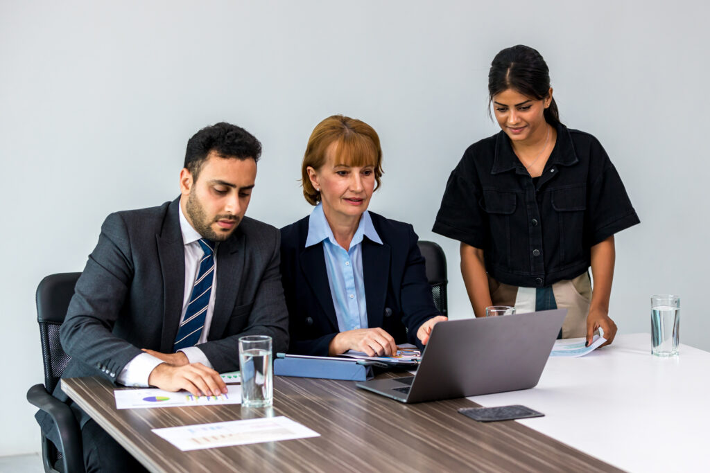 Consultoría para PYMES, varios trabajadores la están tomando dentro de una oficina Dentro de una oficina hay un grupo de trabajadores que está tomando una consultoría para PYMES