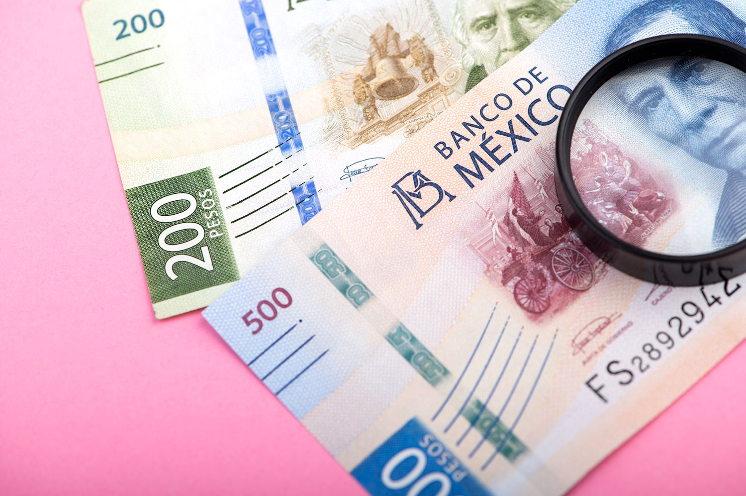 Como motor económico, la importancia de las Pymes en México, hay billetes Importancia de las Pymes en México, hay varios billetes en una mesa rosa