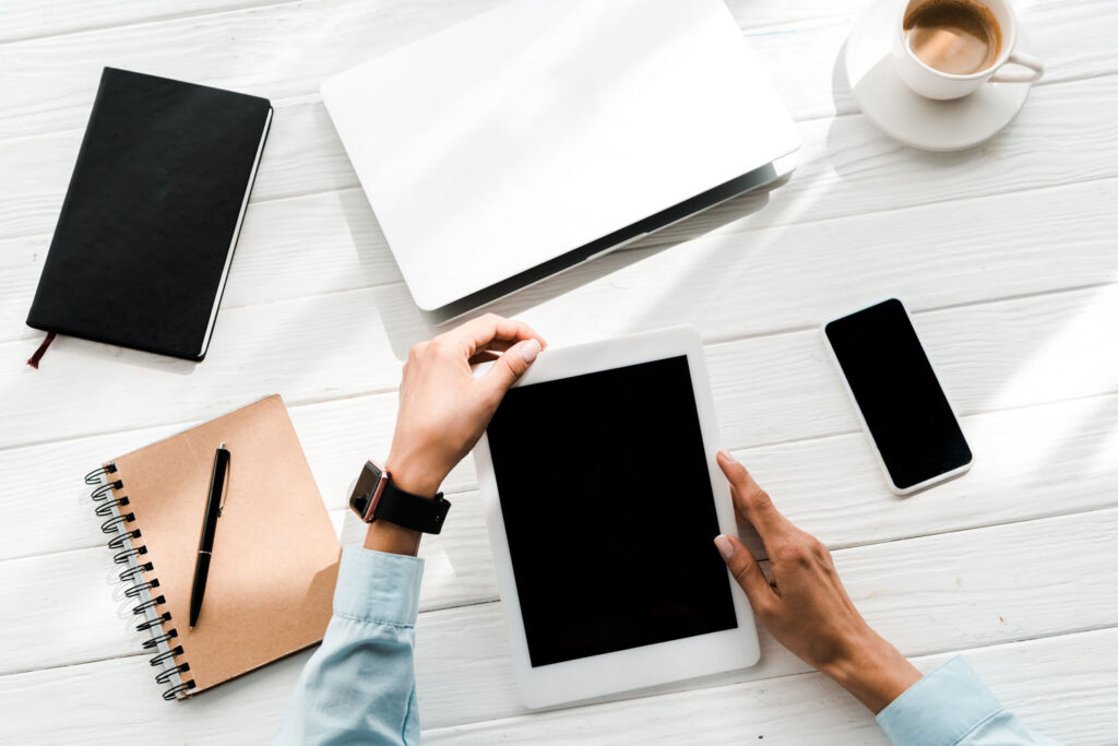 Uso de herramientas para digitalización de procesos PYMES, es un hombre que las está usando