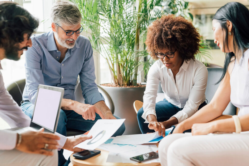 Viendo indicadores asesoría empresarial PYMES hay un grupo de empresarios sentados