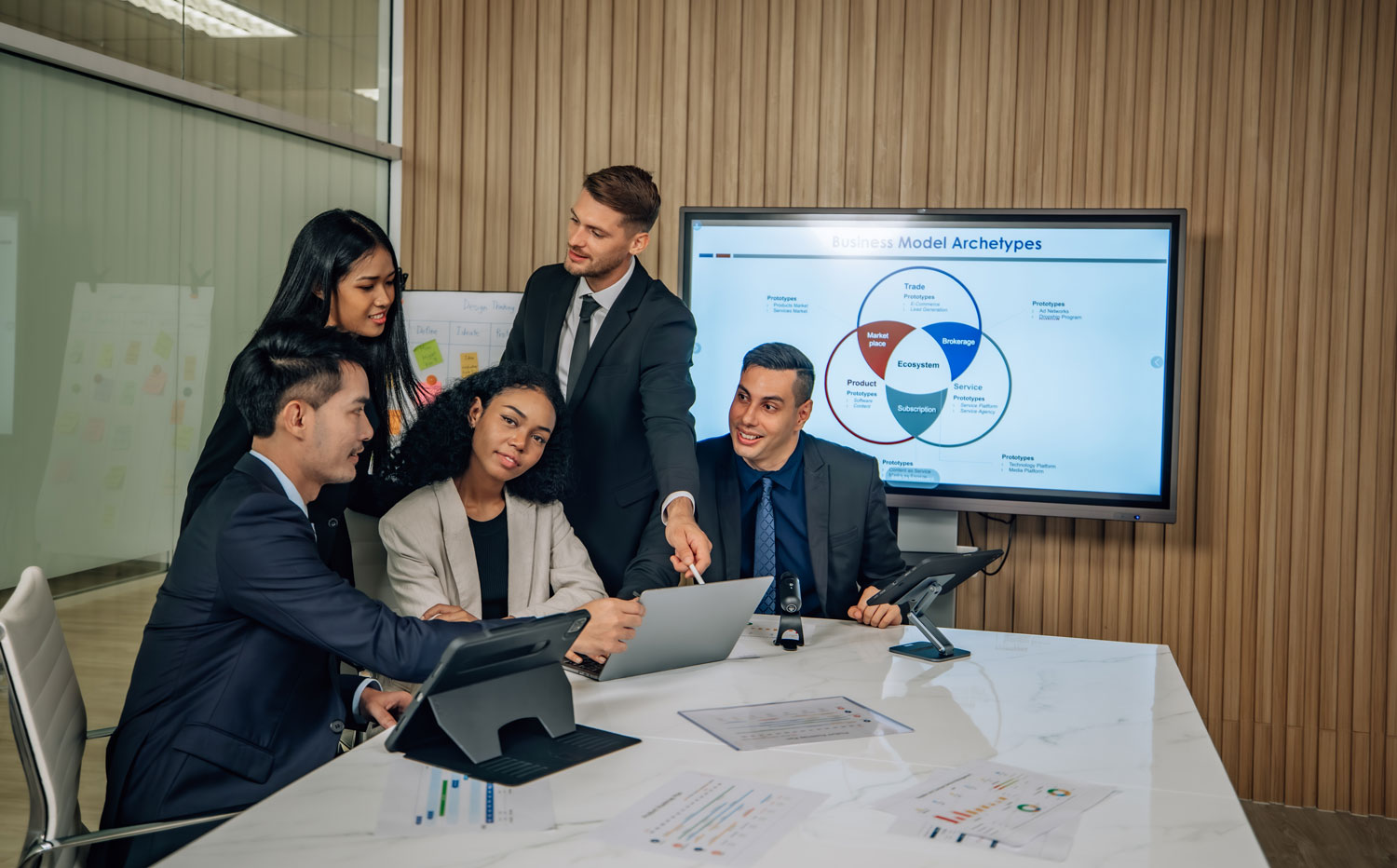 Aprendiendo sobre el modelo SBDC México, en una sala de juntas hay personal de una empresa