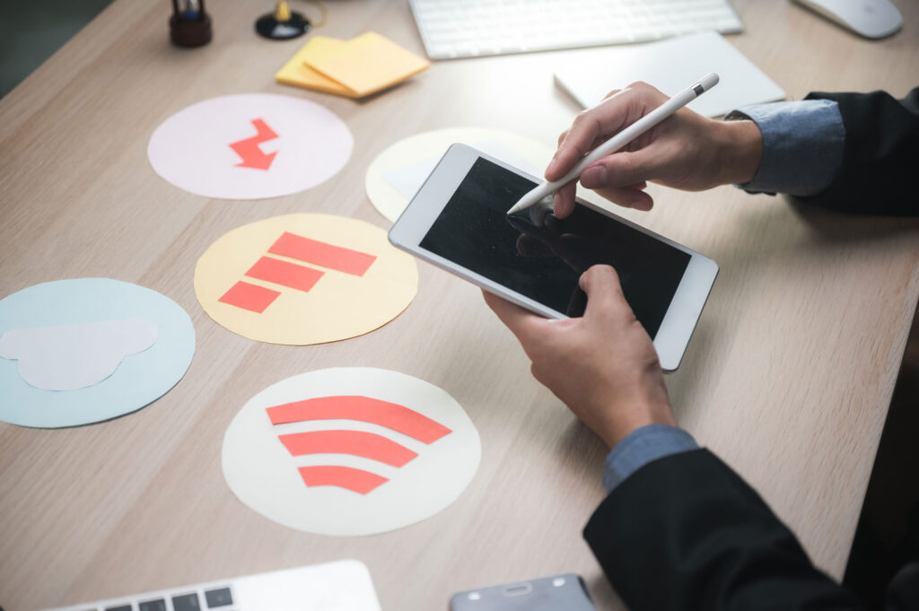 Estrategias digitales para PYMES, hay un hombre con una tablet y gráficos en una mess