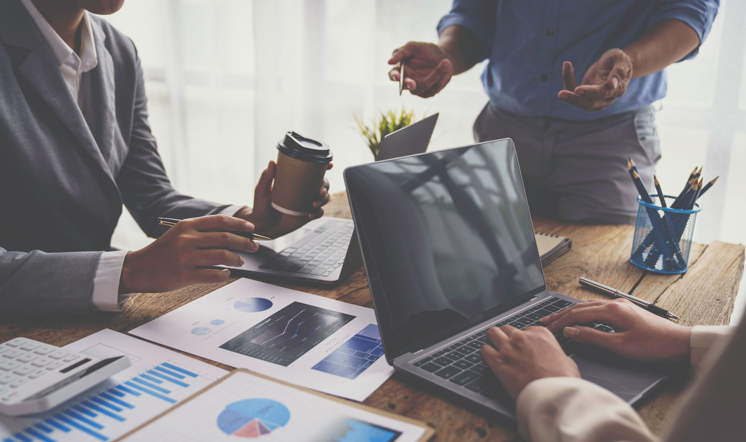 En una junta hay un grupo de personas que está hablando de estrategias digitales para PYMES