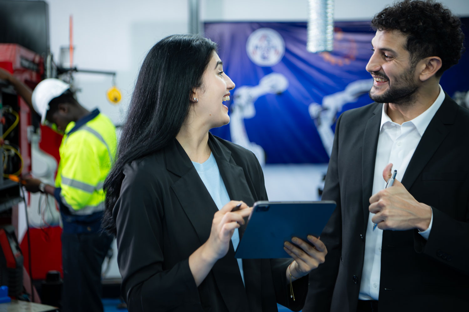 Haciendo networking, hay varias personas que están hablando en la Expo Pyme Expo Pyme, hay varias personas que están hablando y haciendo networking