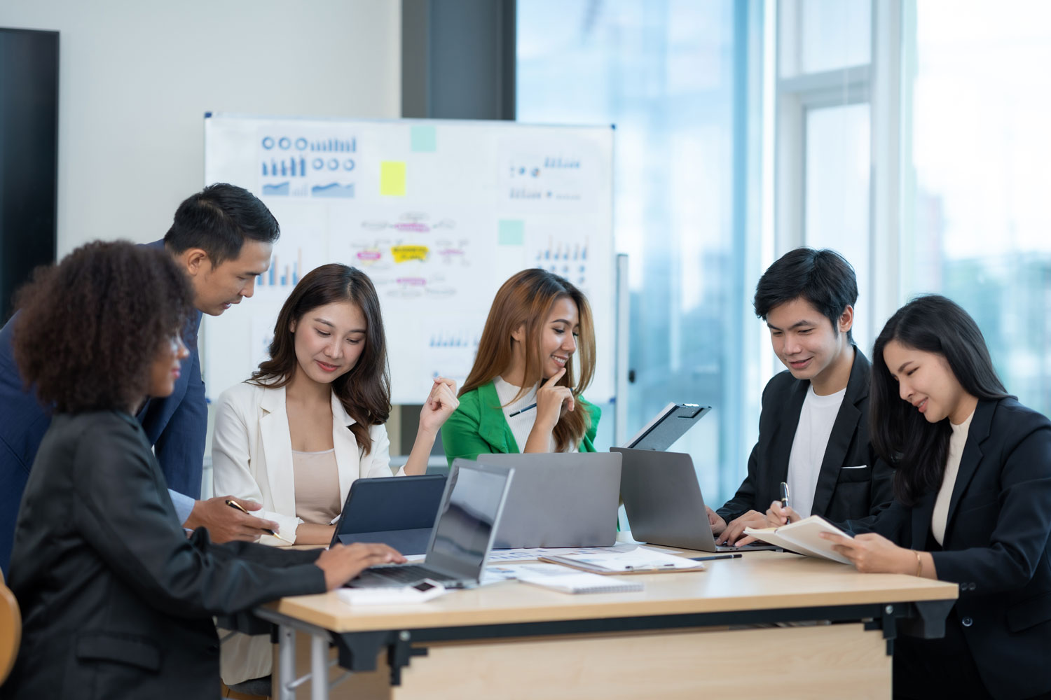 Un equipo que implementara el modelo SBDC México y están hablando con un experto