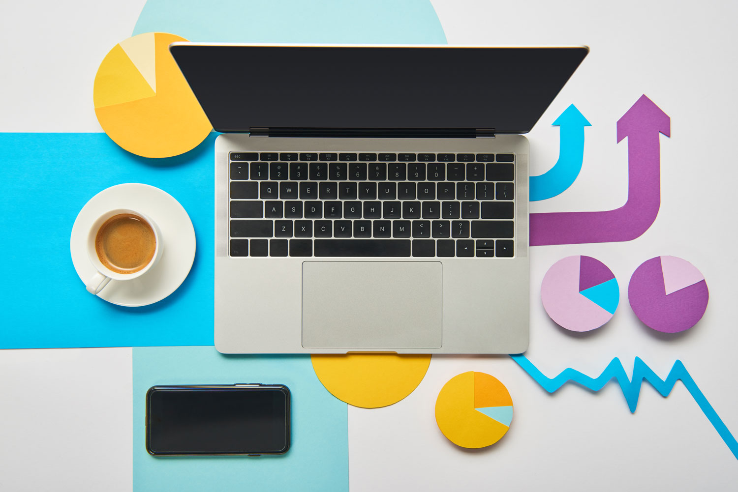 Estrategias digitales para PYMES; hay una computadora y gráficos sobre una mesa