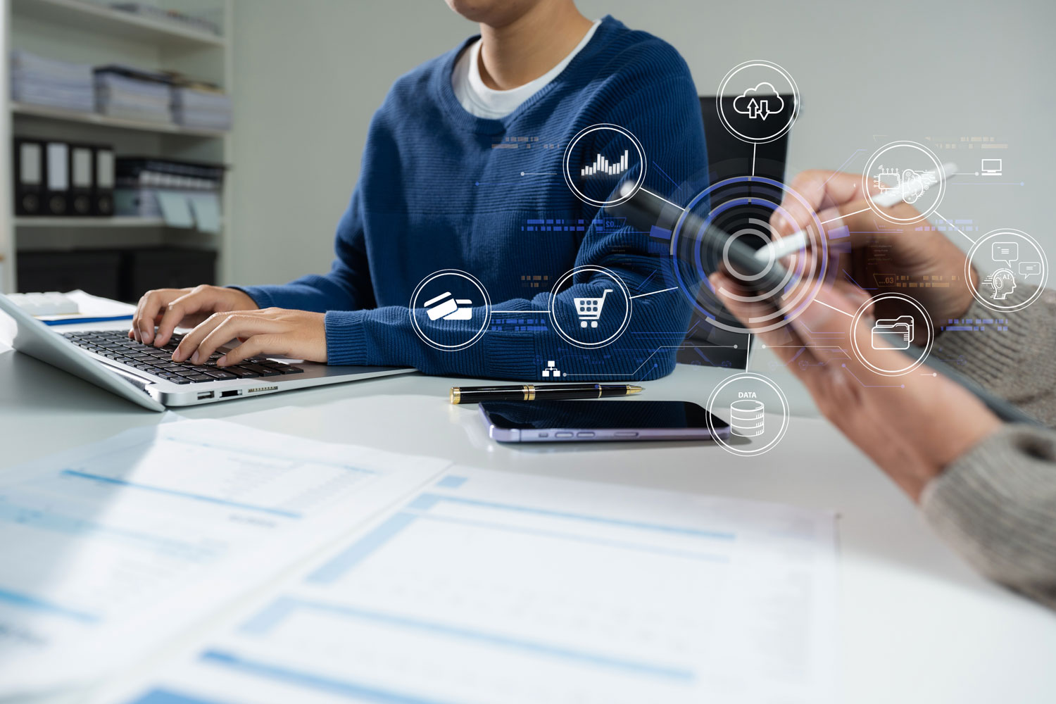 Trabajando en la digitalización efectiva para MiPYMES Hay una persona de una Pyme trabajando en la digitalización efectiva para MiPYMES