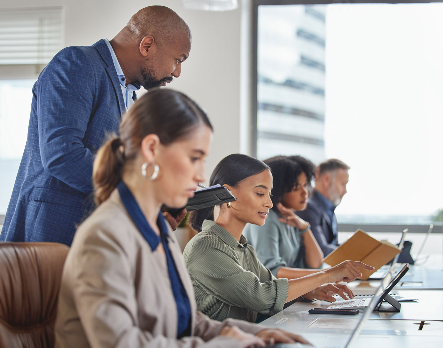 A un equipo de empresarios se les está dando una capacitación continua empresarial, un hombre la imparte