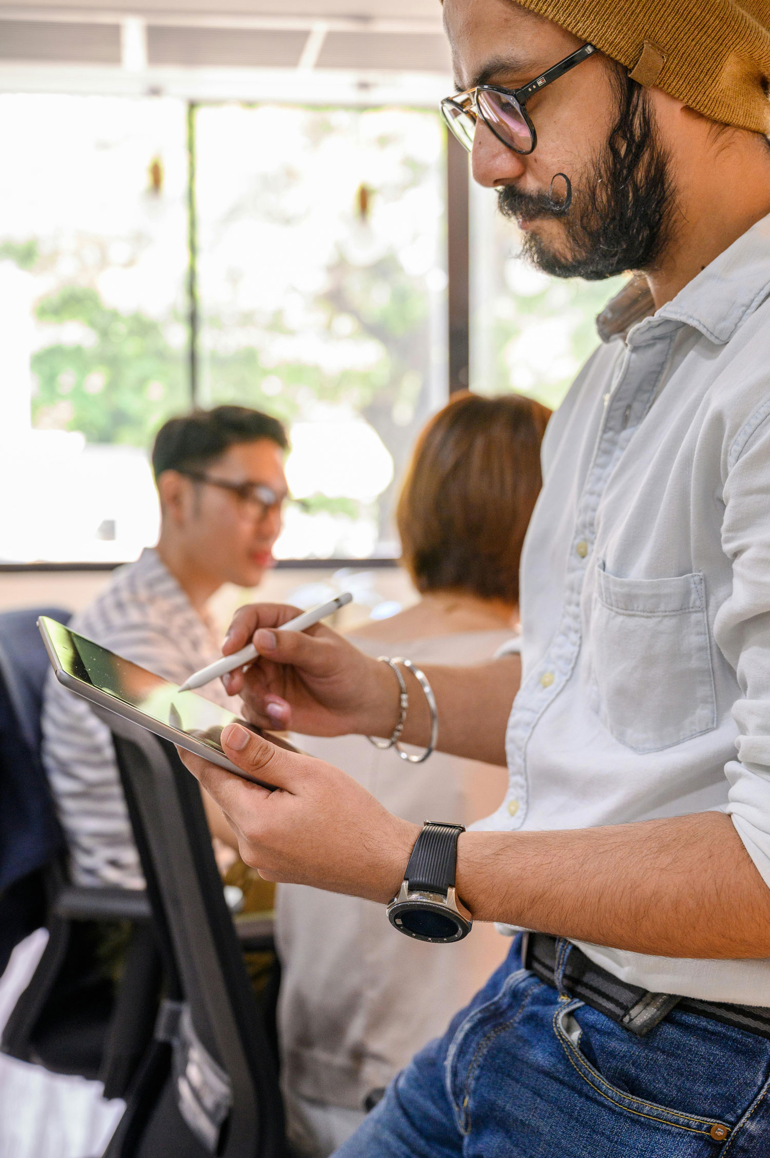 Crecimiento y digitalización de una empresa, hay una persona que está en su iPad