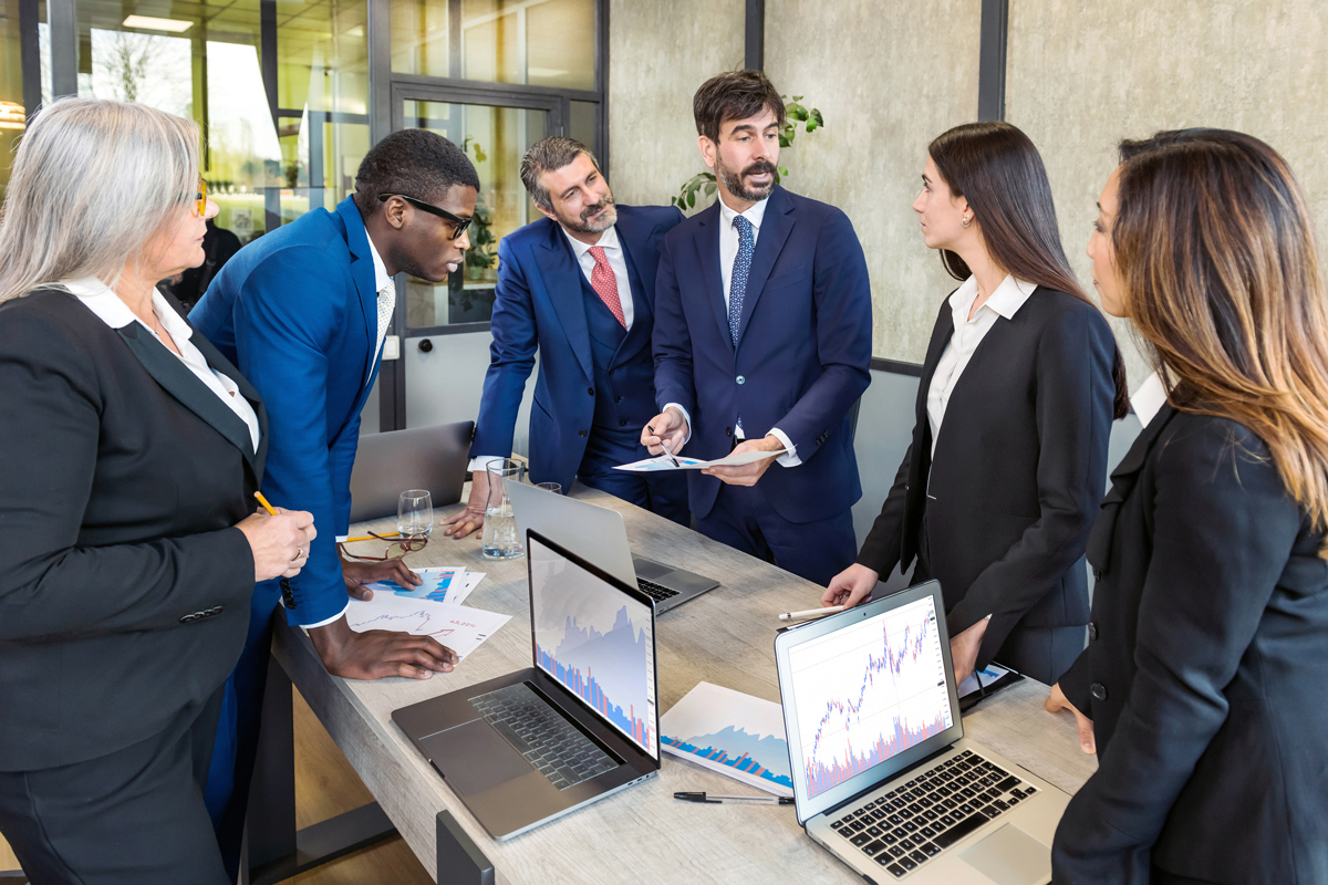 Emprendedores analizando gráficas y métricas clave para el desarrollo de empresas en etapa inicial en una junta.