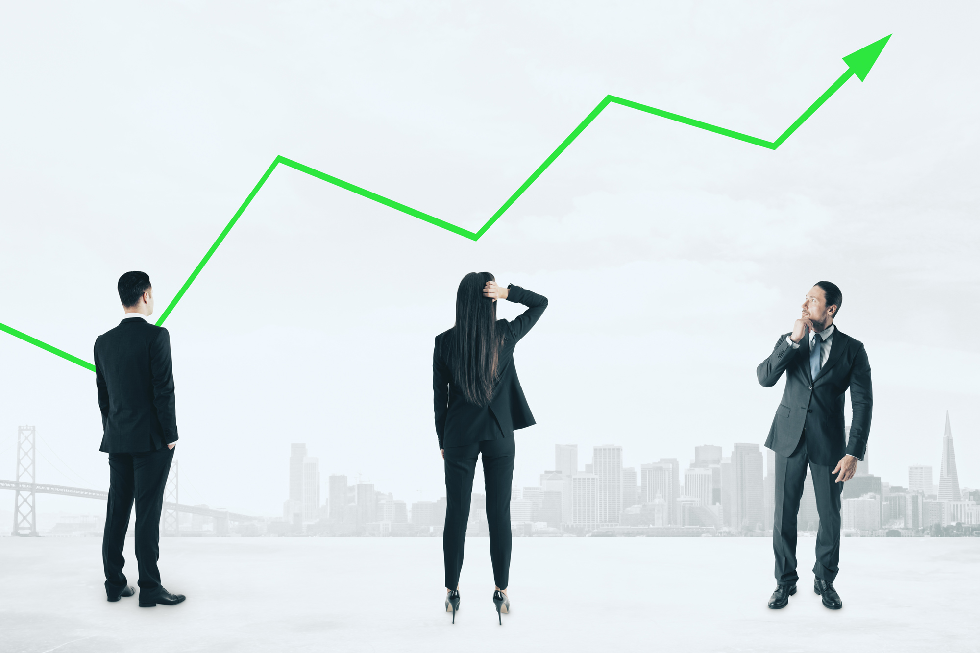 Analisis tendencias mercado como hacer crecer una empresa Empresarios observando una línea de tendencia verde ascendente sobre la ciudad, analizando cómo hacer crecer una empresa.
