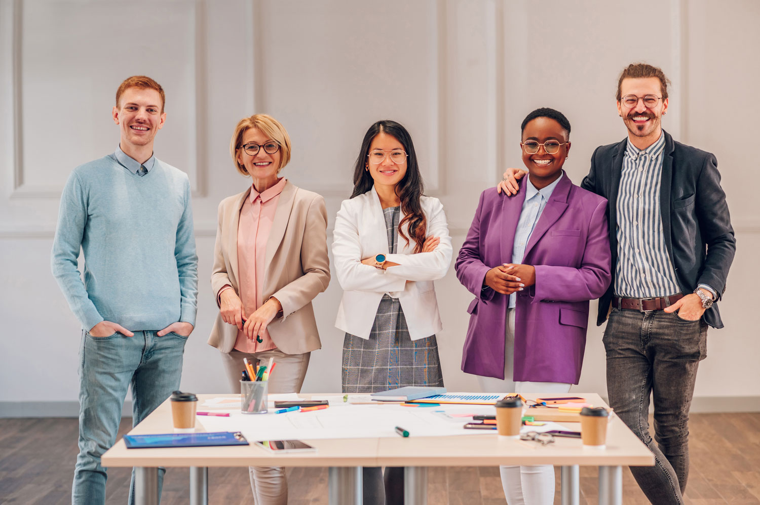 Equipo de Pymes en Nuevo León sonriendo en una oficina moderna durante una sesión de planeación estratégica
