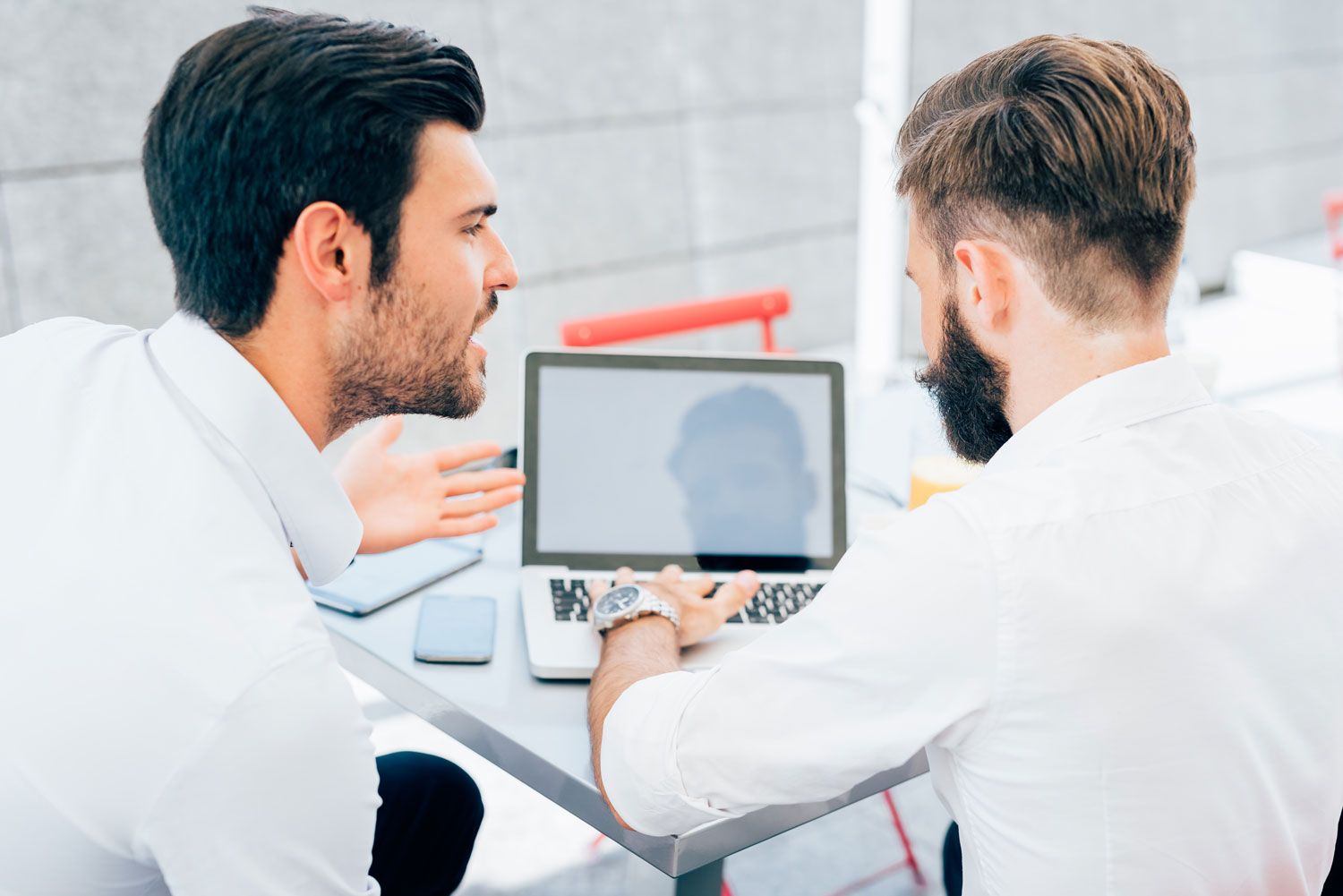 Empresarios analizando contenidos de Cursos Online y presenciales para MIPYMES en una reunión estratégica exterior