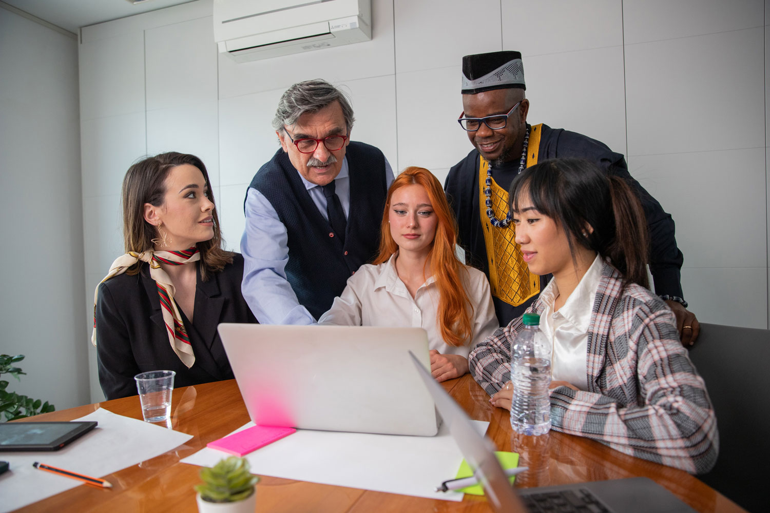 Especialistas ofreciendo asesoría para pymes sobre el uso de plataformas digitales y optimización de procesos