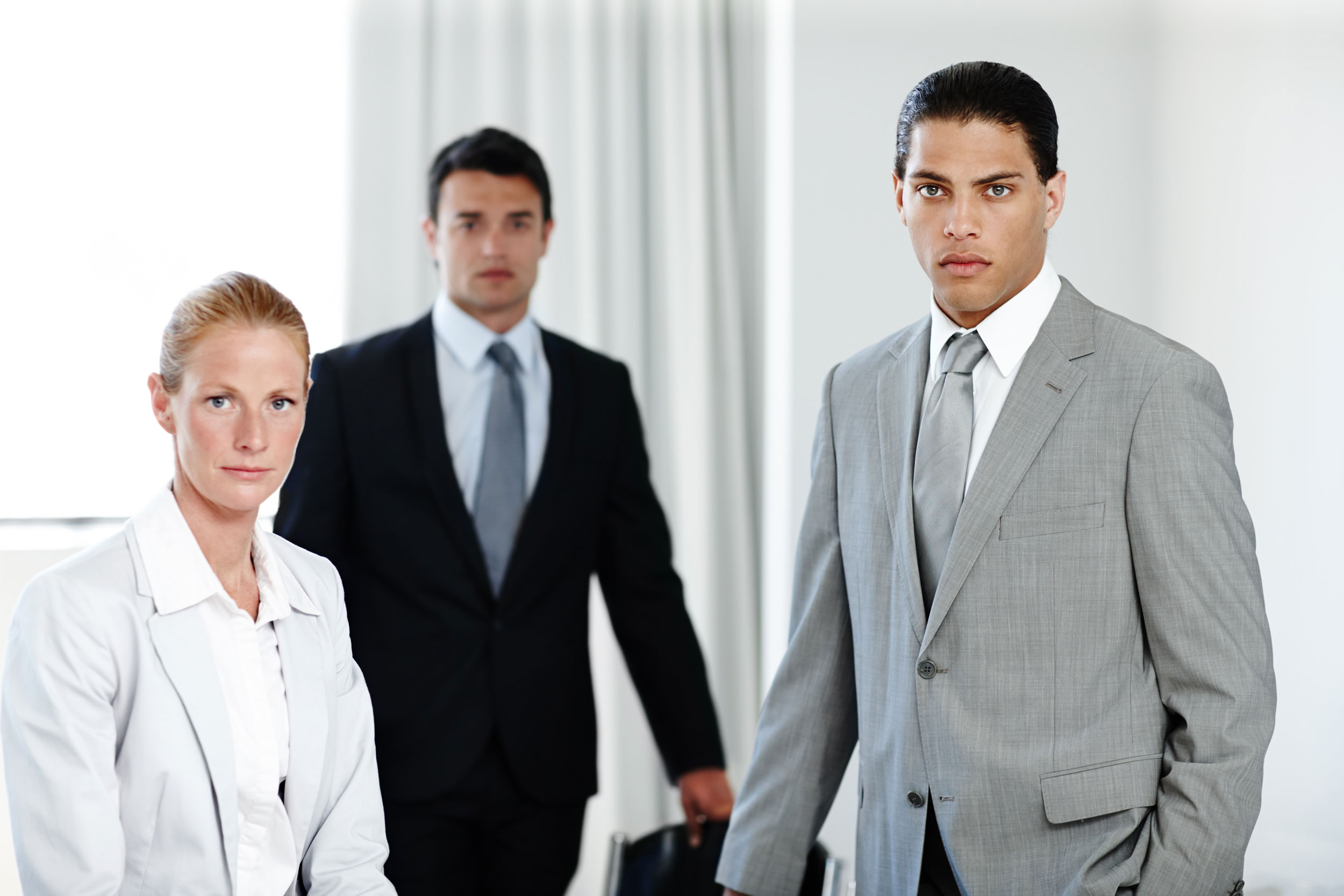 Grupo de líderes enfocados en optimizar la productividad mediante modelos de gestión empresarial de alto rendimiento