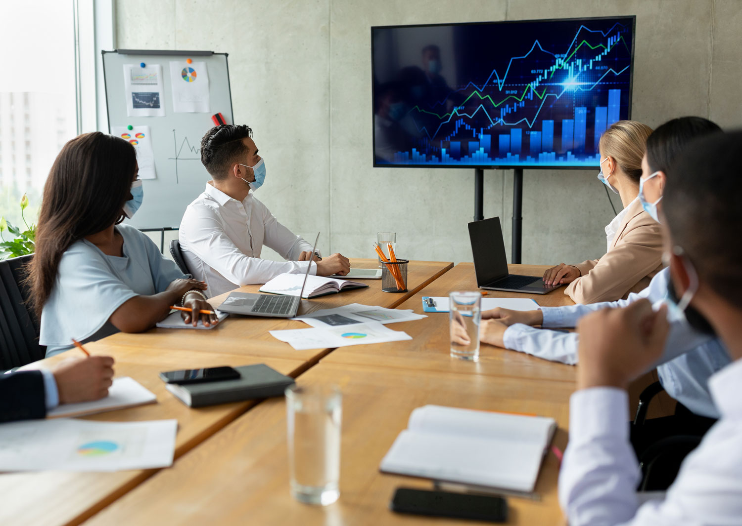 Análisis de tendencias para la eficiencia operativa Consultores analizando tendencias de mercado y flujos de trabajo para asegurar la eficiencia operativa de la empresa