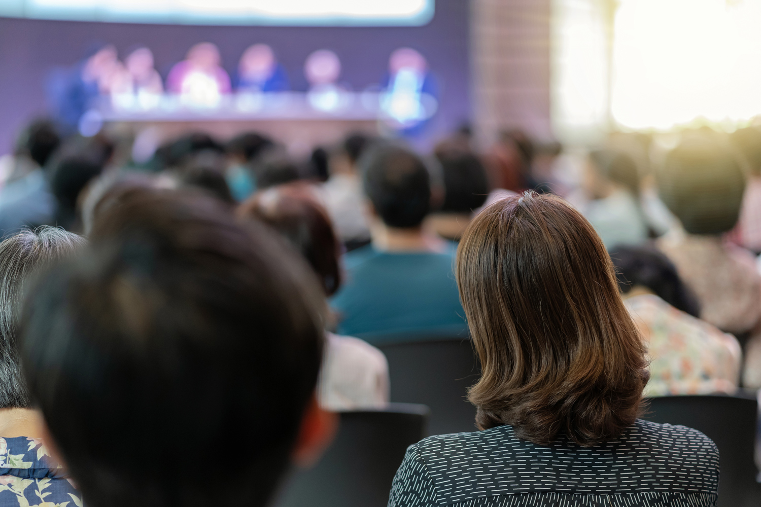 Profesionales usando laptops y tablets para trabajar en equipo durante sesiones de conferencias de negocios modernas.