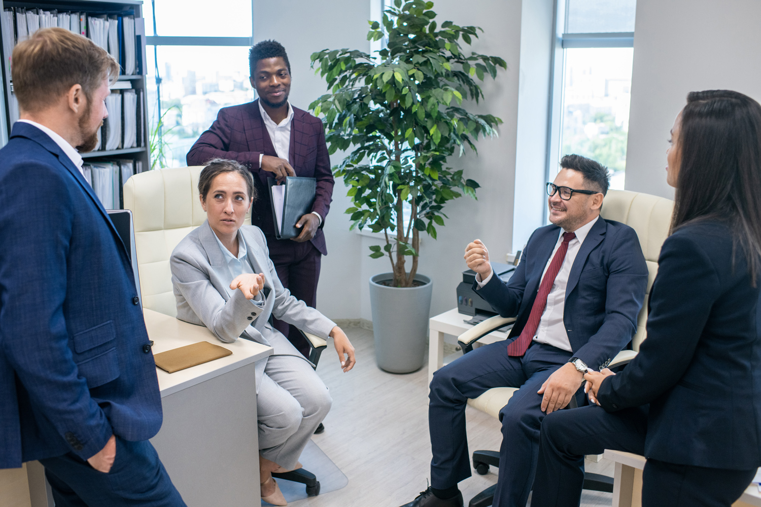 Socios discutiendo estrategias para afrontar los retos actuales en el ciclo de vida de una pyme en pleno desarrollo.