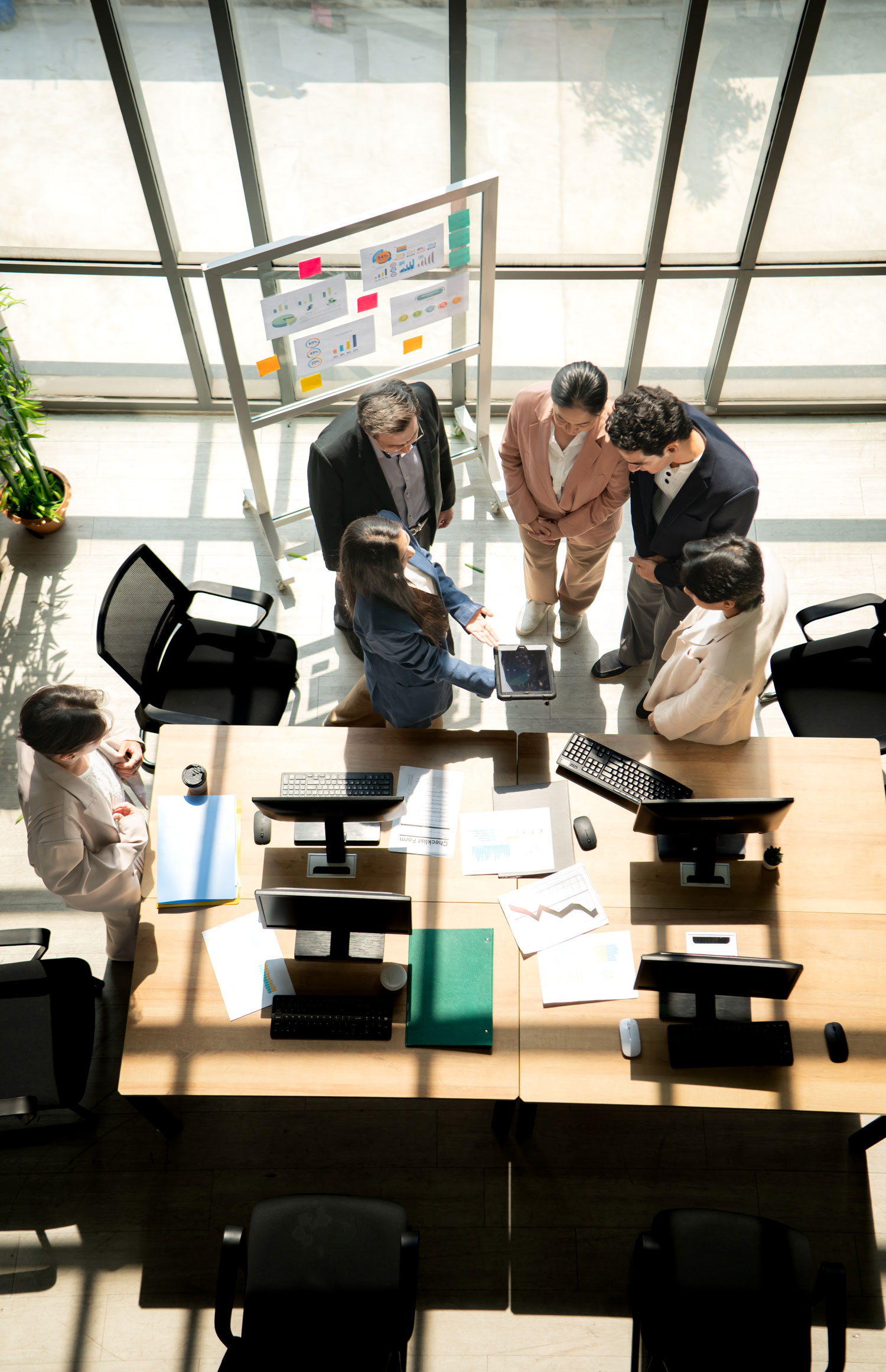 Equipo multicultural analiza datos en una tableta para definir qué es pymes en el sector de servicios digitales