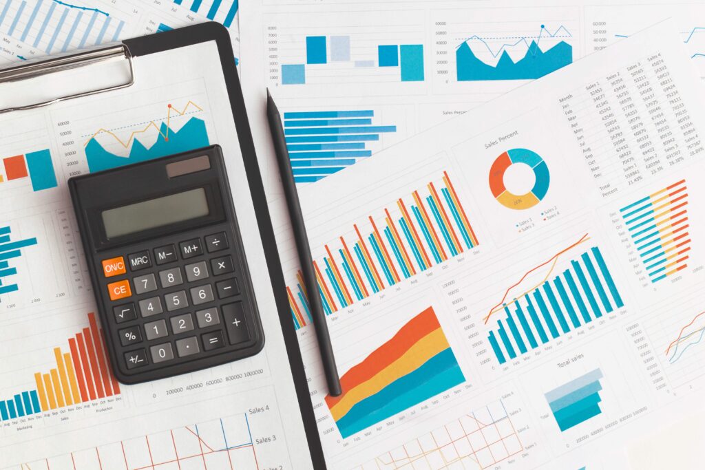 Calculadora sobre gráficas de barras y pastel para realizar proyecciones financieras y análisis de rentabilidad anual.