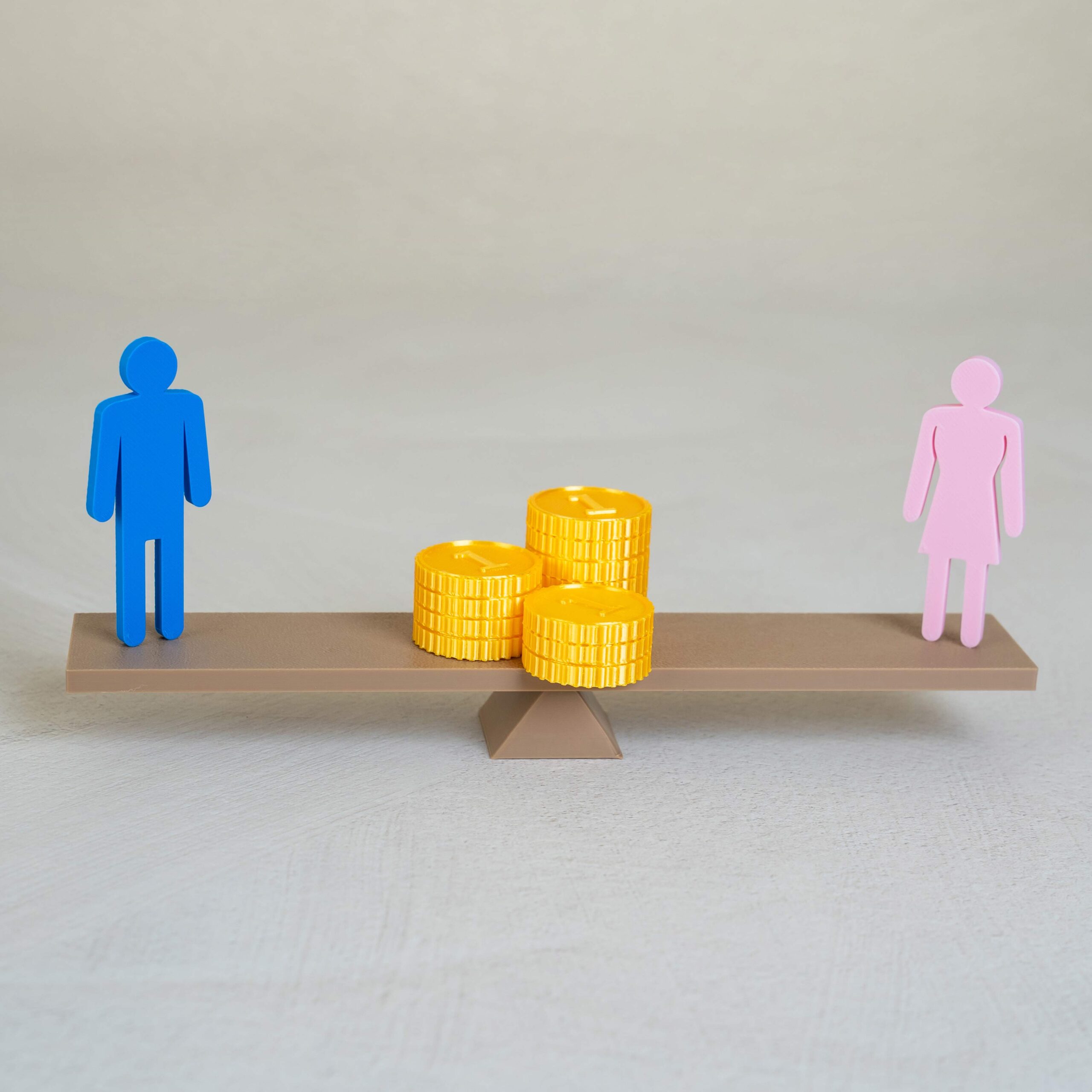 Representación de cómo se interpreta un balance general Una balanza equilibrada con figuras en los extremos, mostrando cómo se interpreta un balance general.