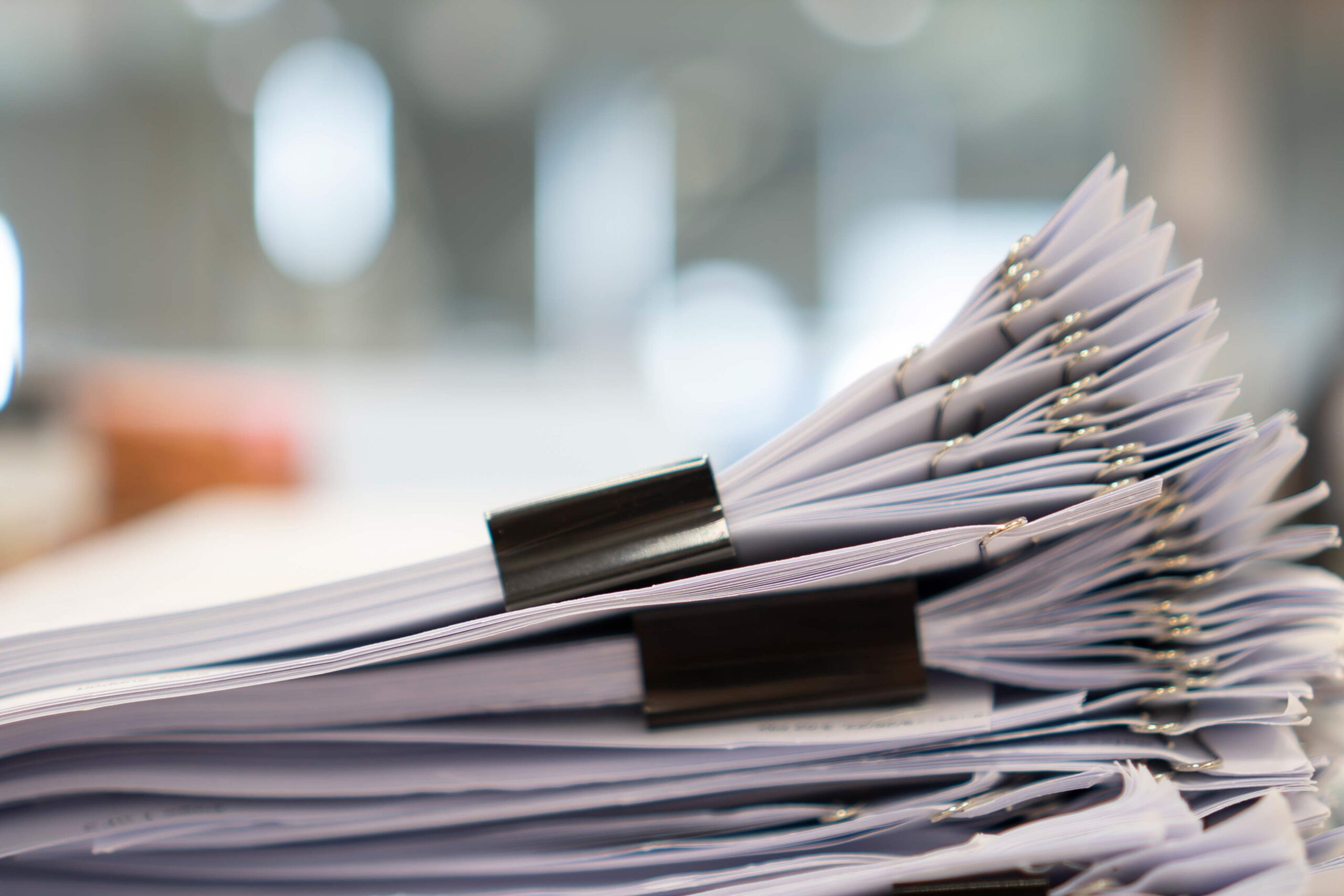 Carpetas y folios organizados con ganchos metálicos que explican paso a paso como establecer precios de venta efectivos.