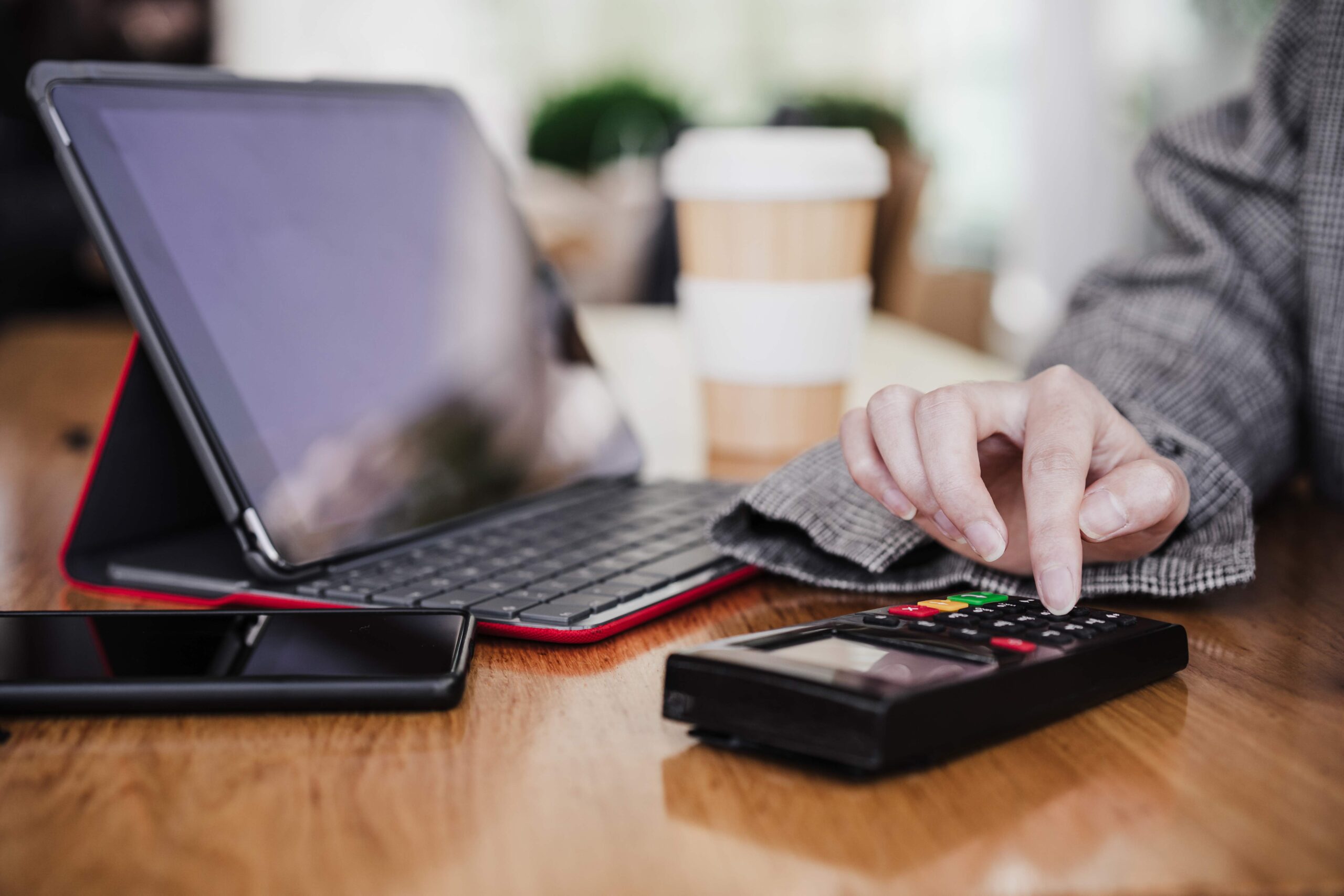 Facturación electrónica en puntos de venta Cliente realiza un pago con tarjeta en una cafetería que cuenta con sistema integrado de facturación electrónica.