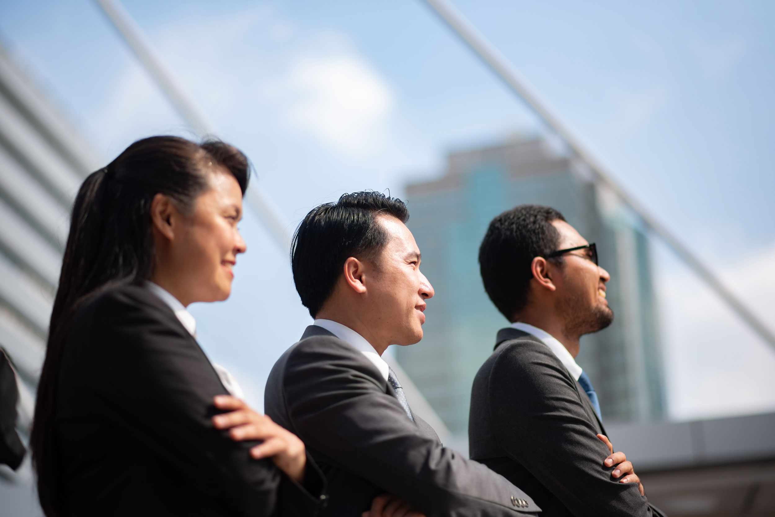 Equipo profesional analizando nuevos modelos de gestión empresarial para alcanzar el éxito corporativo en la ciudad
