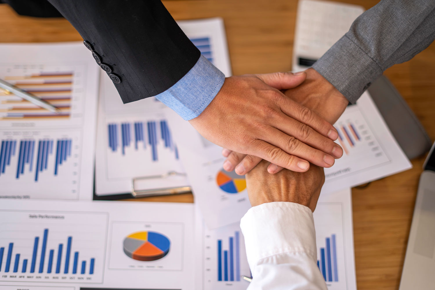 Análisis de gráficos financieros y métricas clave en una sesión técnica sobre cómo se valua una empresa de forma sólida.