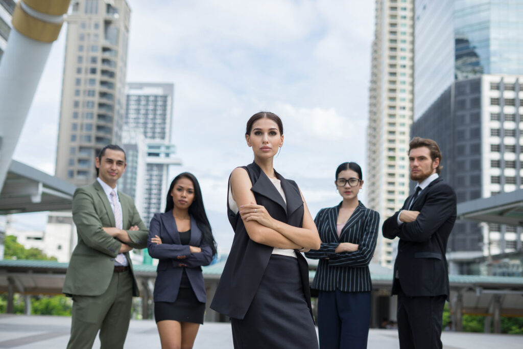 Retrato de líderes empresariales frente a zona financiera, representando el crecimiento de las Pymes en México