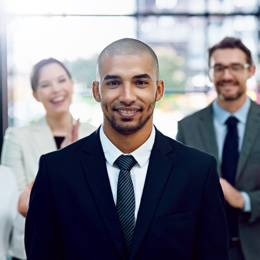 Empleado sonriente recibiendo apoyo de sus colegas, reflejando el ambiente laboral y las ventajas de las pymes.
