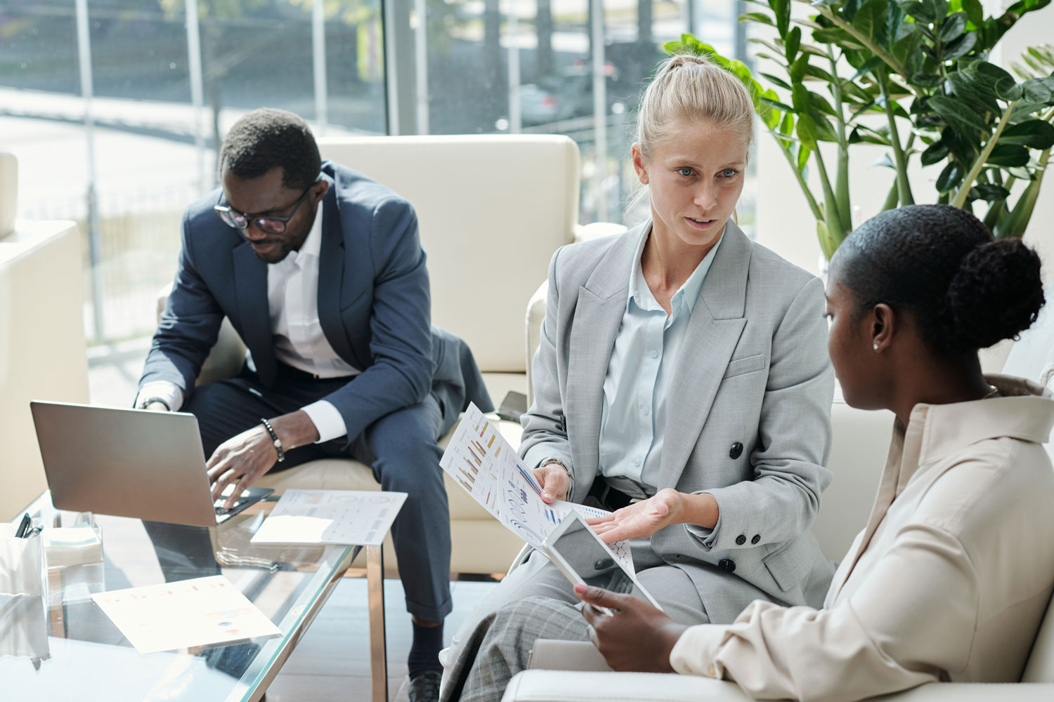 Expertos analizando gráficos y métricas de crecimiento durante una consultoría para pymes en entorno corporativo