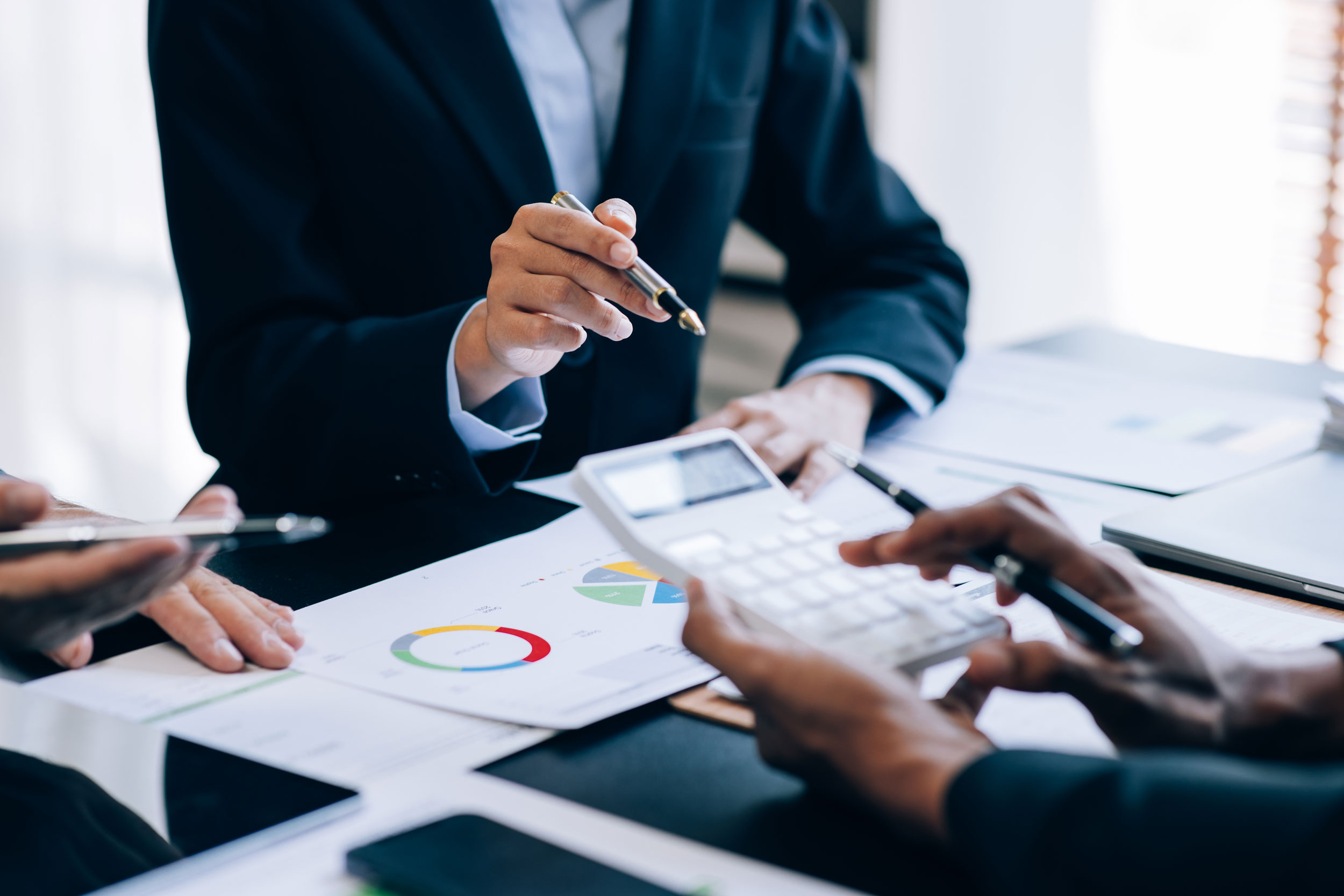Cálculo de Costos en Financiación Alternativa Manos de contadores usando una calculadora blanca para estructurar un plan viable de financiación alternativa