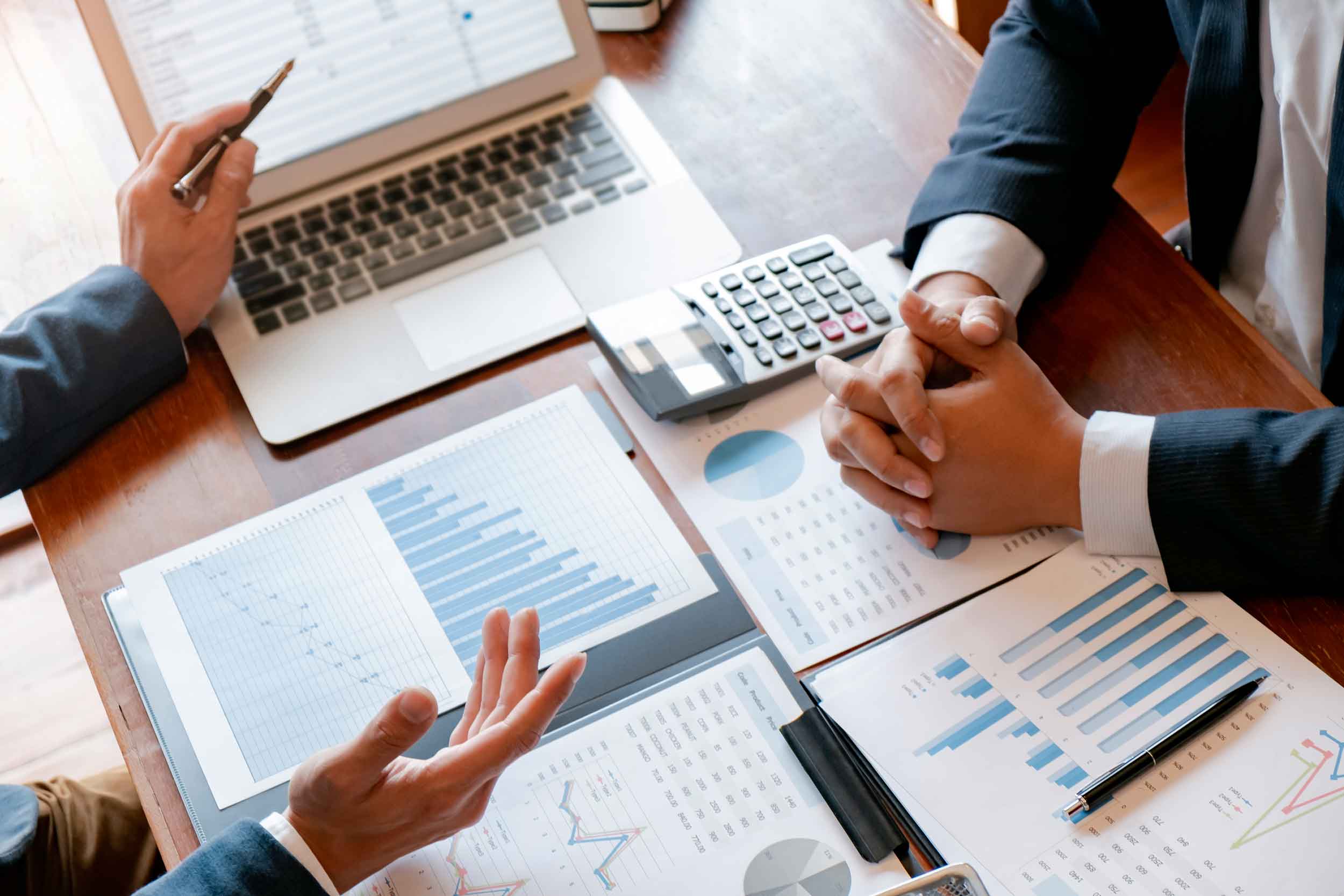Consultoría Profesional sobre Estrategias de Inversión Asesores corporativos debatiendo sobre rendimiento financiero y optimización de estrategias de inversión.