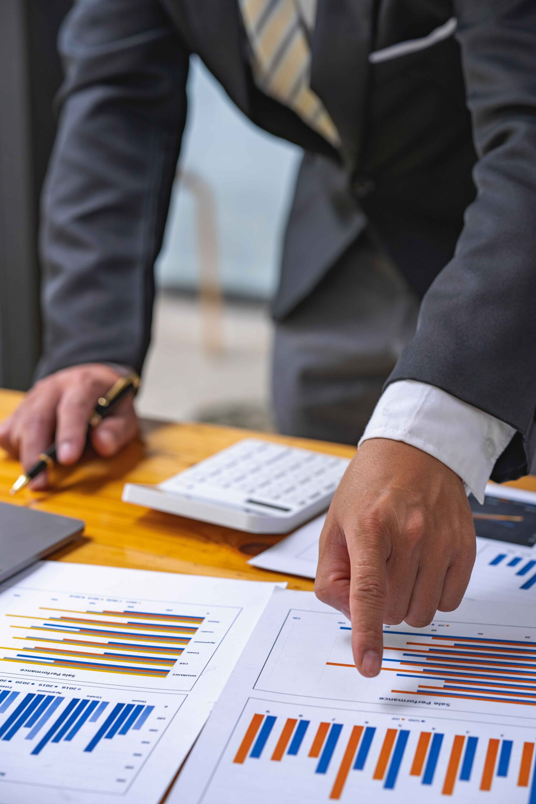Optimización de presupuesto para lanzar un MVP Producto mínimo viable Empresario calcula costos de desarrollo y proyección de ventas de un MVP Producto mínimo viable usando gráficas impresas.